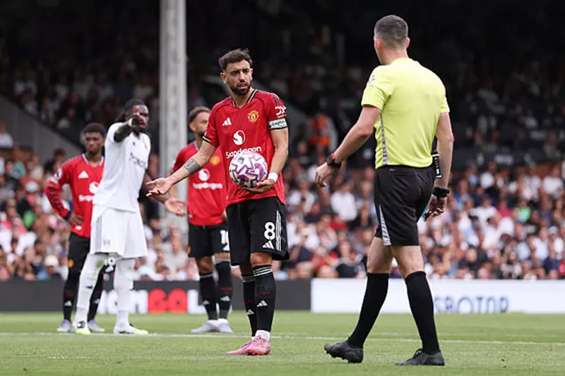 برونو فرنانديز يعبّر عن احتجاجه على حكم مباراة مانشستر يونايتد ضد فولهام
