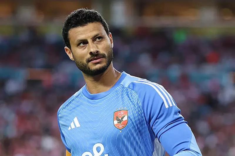 جنازة والد محمد الشناوي بحضور شخصيات رياضية بارزة